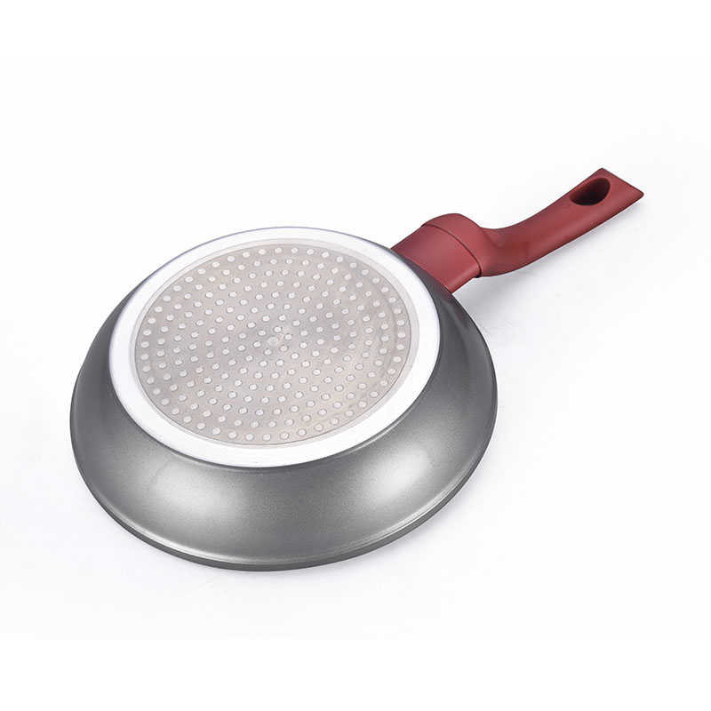 أزياء الأواني الخزفية المحترفة والمقالي مزورة من أدوات الطهي