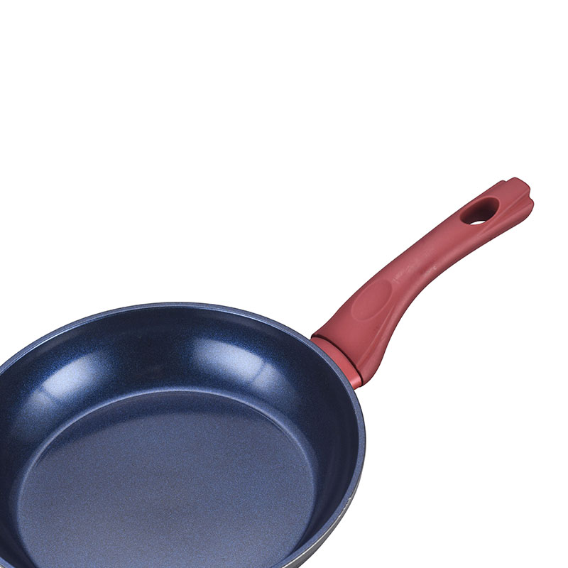 أزياء الأواني الخزفية المحترفة والمقالي مزورة من أدوات الطهي