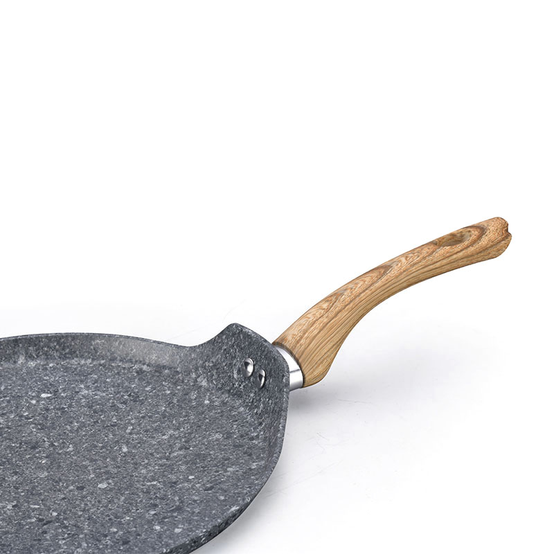 أواني الجرانيت والمقالي مروّخة من أدوات الطهي