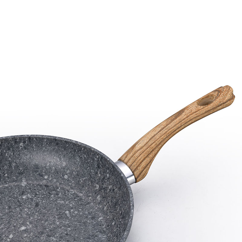 أواني الجرانيت والمقالي مروّخة من أدوات الطهي