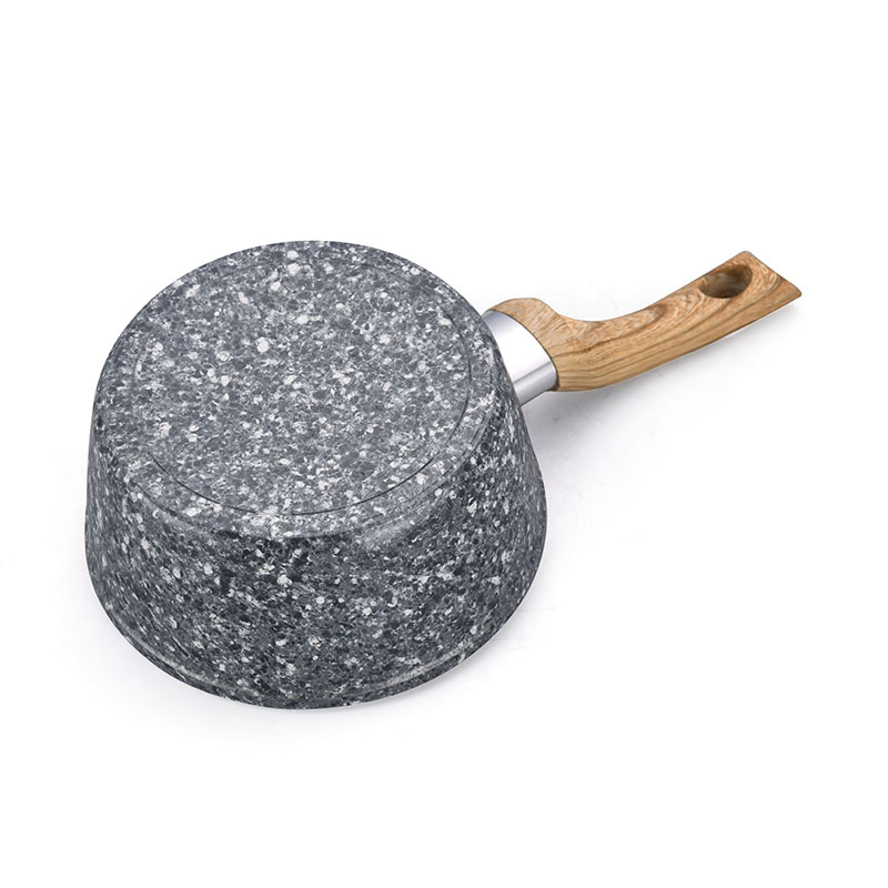 أواني الجرانيت والمقالي مروّخة من أدوات الطهي