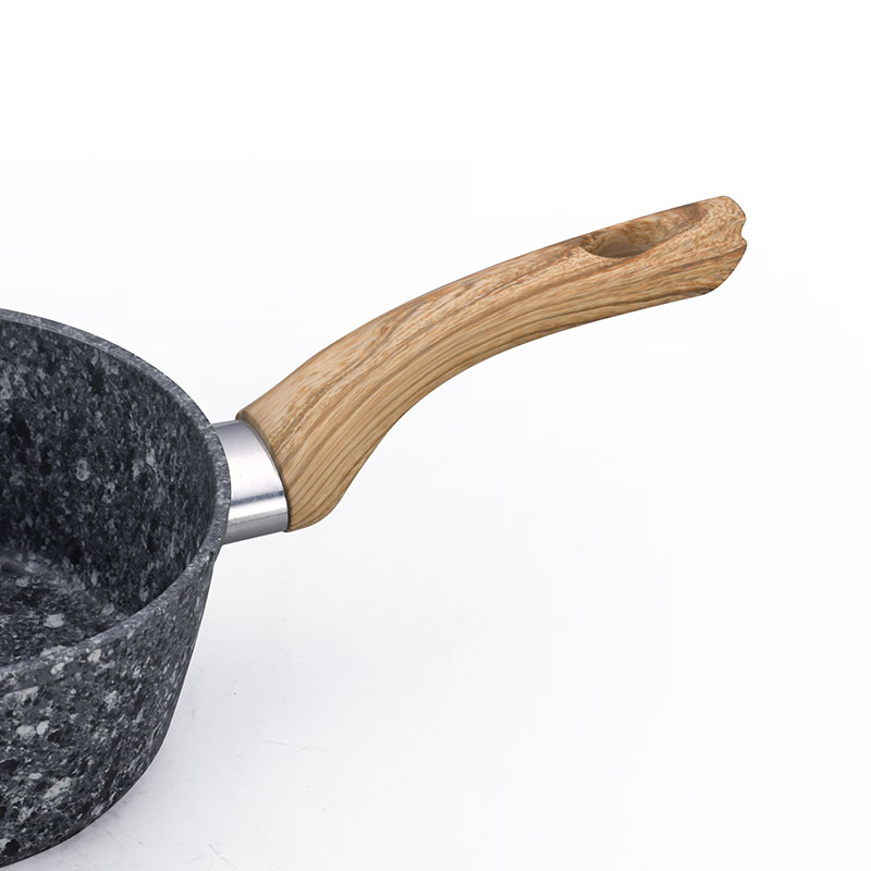 أواني الجرانيت والمقالي مروّخة من أدوات الطهي