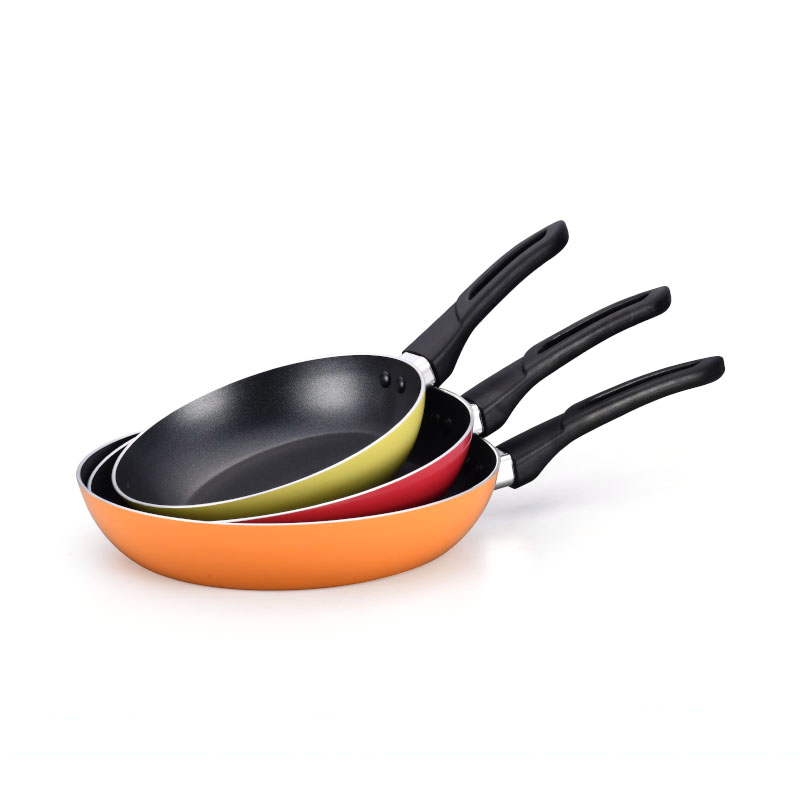 الأواني متعددة الألوان وأدوات طبخ مضغوطة