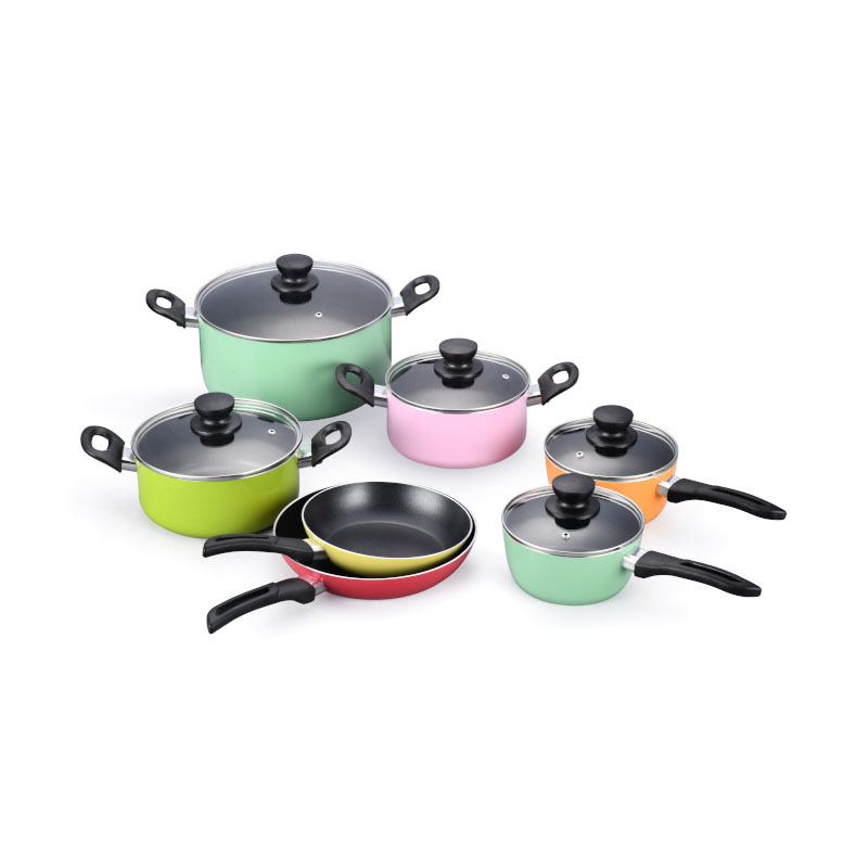 الأواني متعددة الألوان وأدوات طبخ مضغوطة