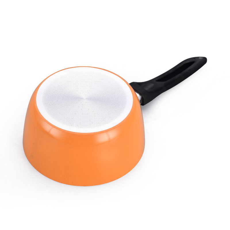 الأواني متعددة الألوان وأدوات طبخ مضغوطة