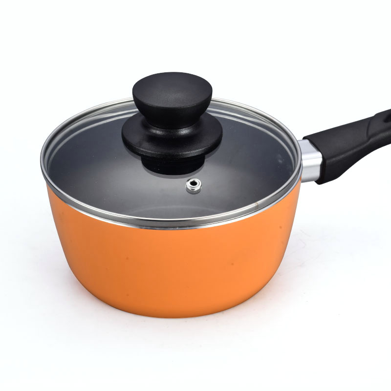 الأواني متعددة الألوان وأدوات طبخ مضغوطة