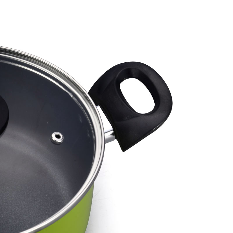 الأواني متعددة الألوان وأدوات طبخ مضغوطة