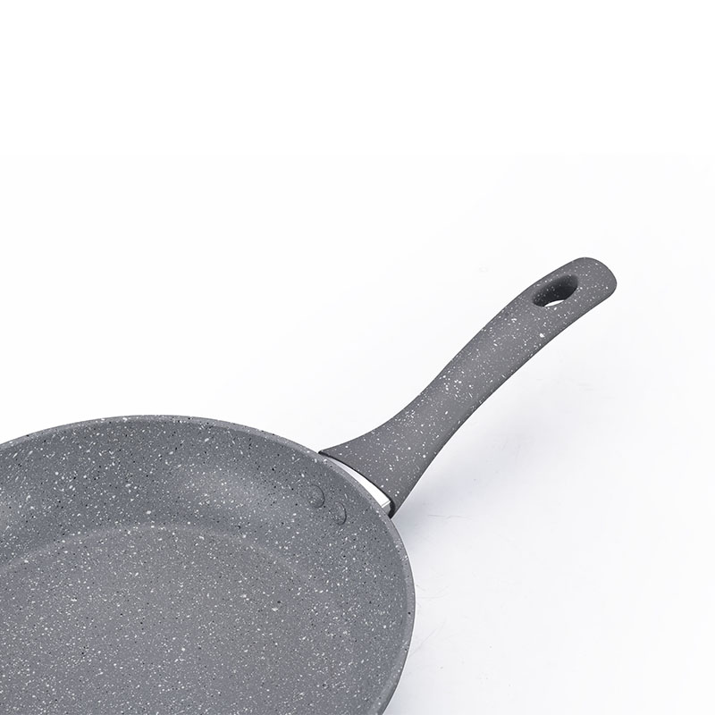 أدوات طبخ مقلاة غير عصا مع نقاط بيضاء