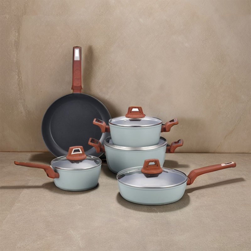 الحقيقة وراء فجوة الأسعار: ما الفرق بين المقالي غير اللاصقة الراقية والميزانية؟